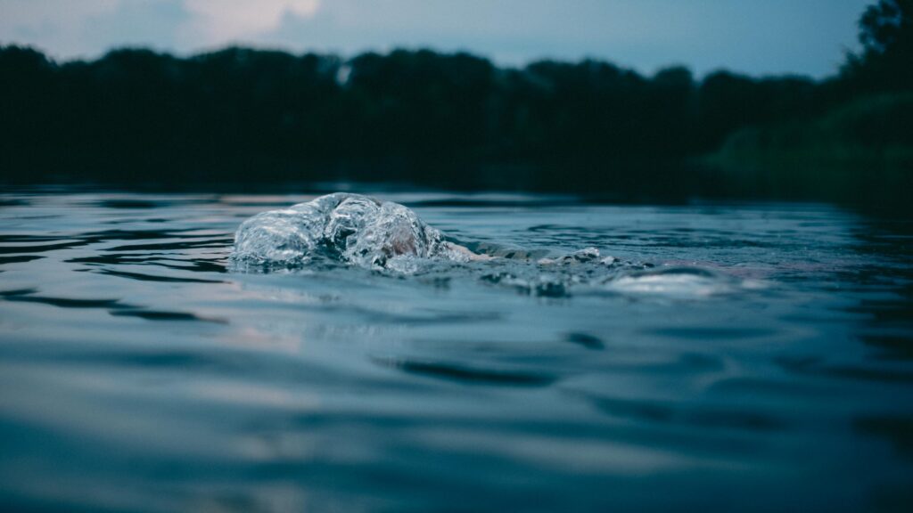 Wasseroberfläche mit Welle bei Dämmerung