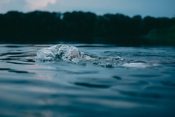 Wasseroberfläche mit Welle bei Dämmerung