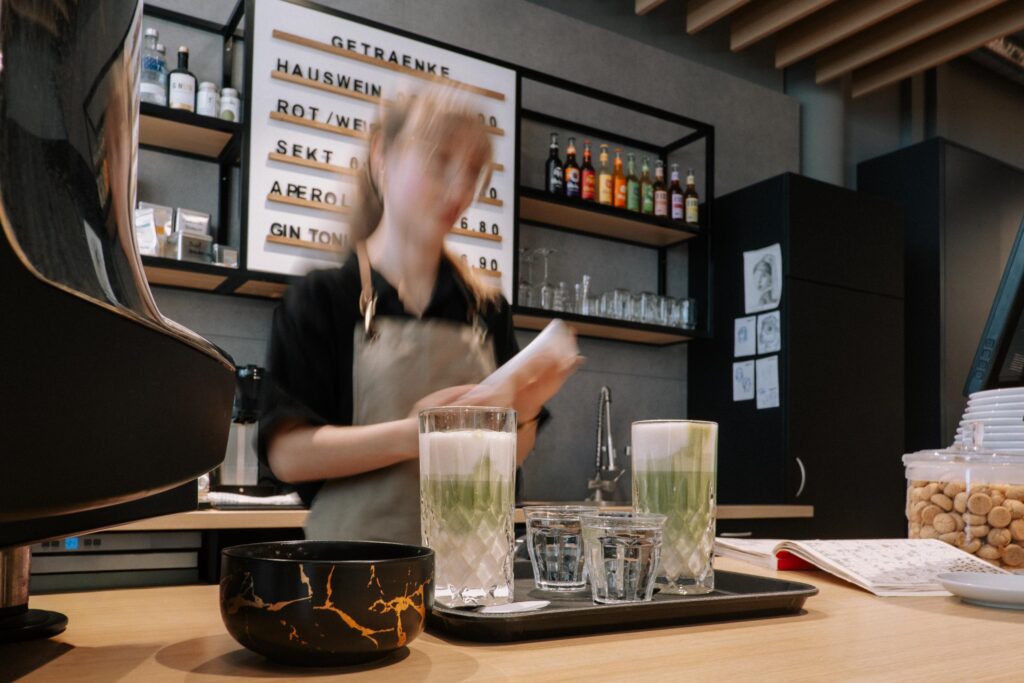 Barista bereitet Getränke vor