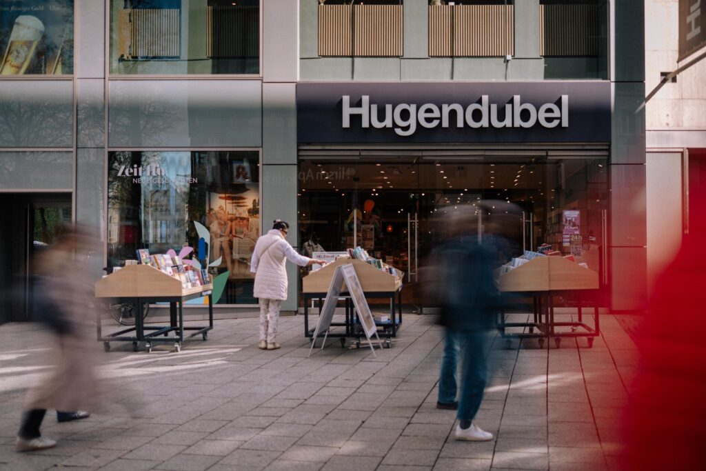 Buchhandlung mit Passanten im Hintergrund