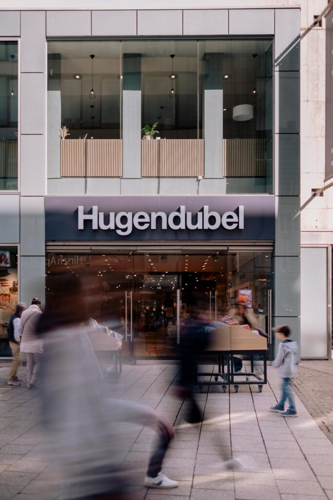 Menschen vor einem Buchladen