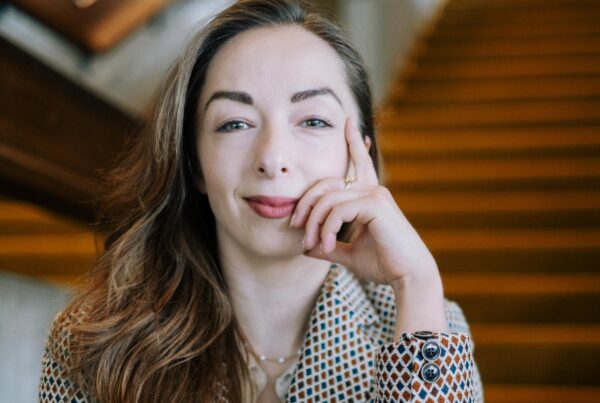 Frau mit lächelndem Gesichtsausdruck